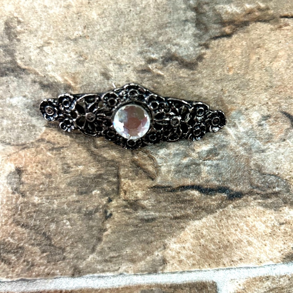 Silvertone brooch w/faux diamond